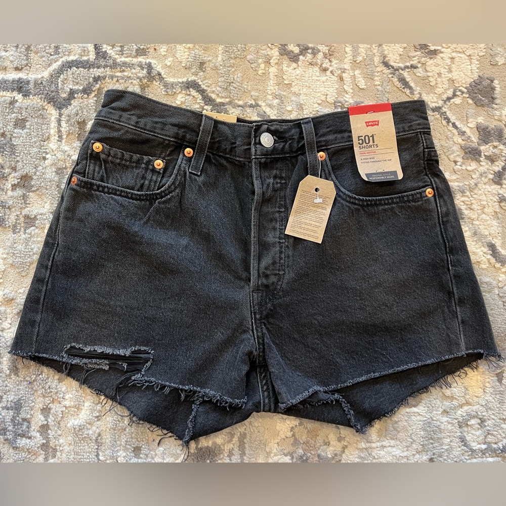 Levi’s 501 high waisted shorts / size 28 / black